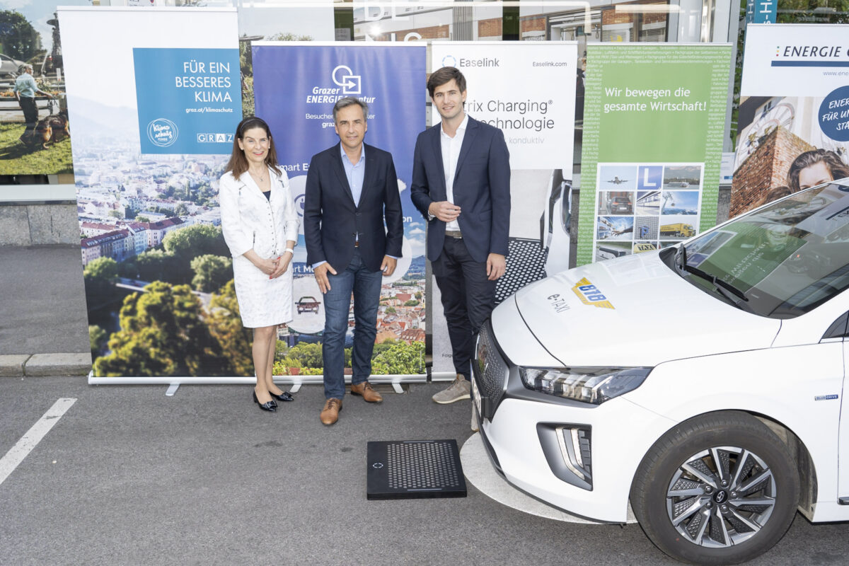 eTaxi Austria Projektpartner: Sylvia Loibner (Taxi 878), Siegfried Nagl (Bürgermeister von Graz) and Hermann Stockinger (Easelink), Credits: Stadt Graz/Fischer, 14.09.2021