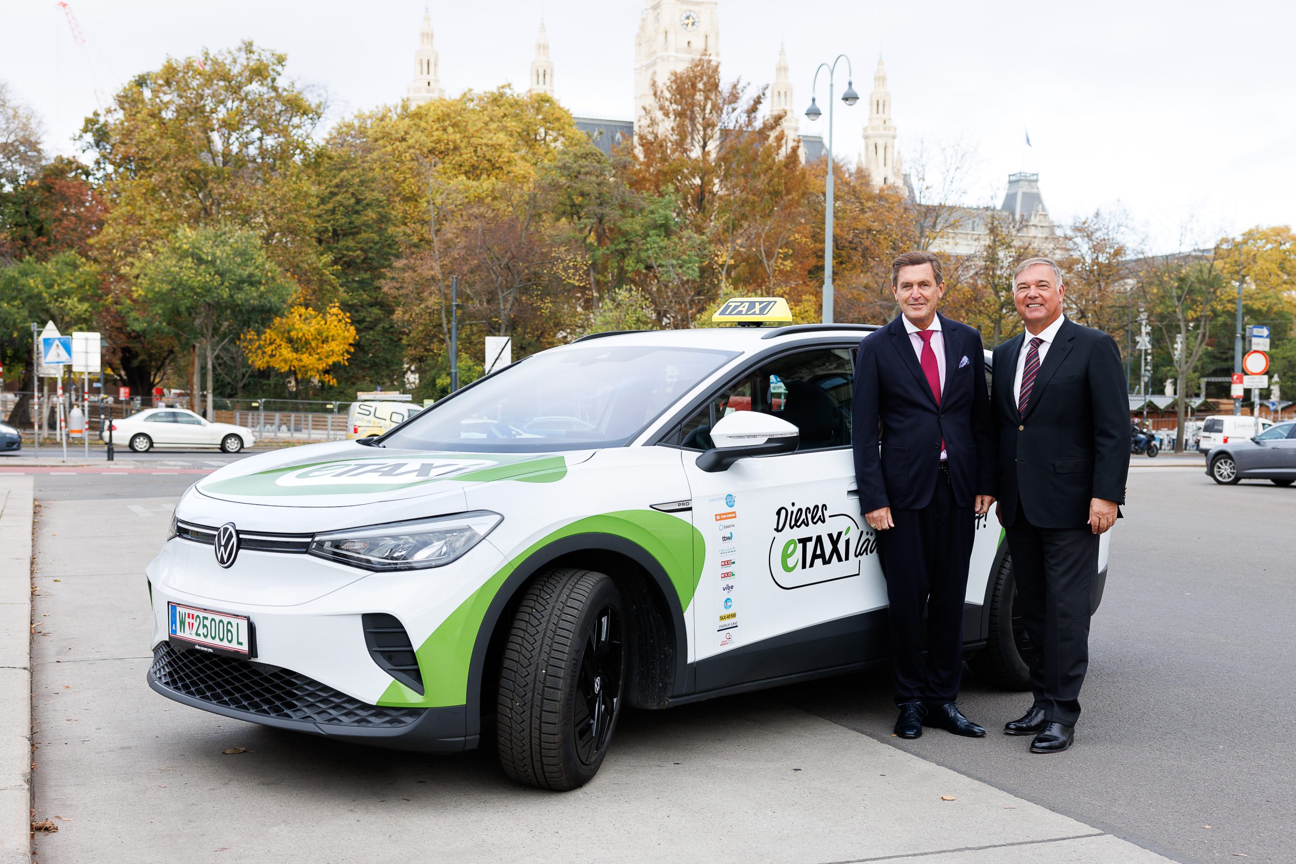 Stadtrat Peter Hanke und WK Wien Präsident Walter Ruck mit dem eTaxi Austria