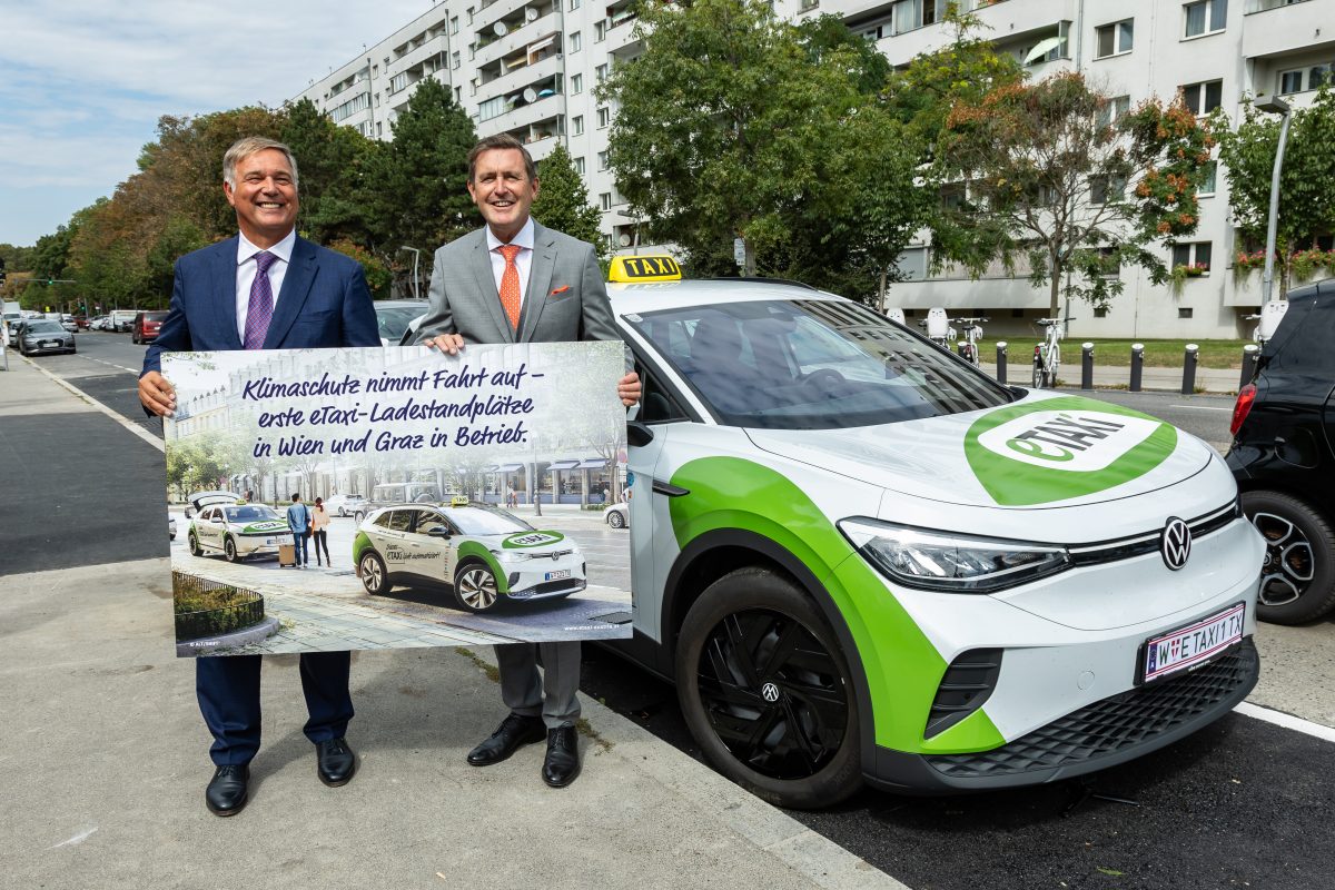 Walter Ruck (Präsident WKW) und Peter Hanke (Stadtrat Finanzen und Wirtschaft) eröffnen ersten e-Taxi-Standplatz in Wien