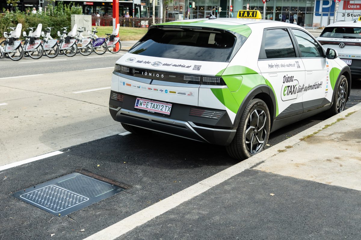 eTaxi Austria - Hyundai IONIQ 5 am Taxistandplatz