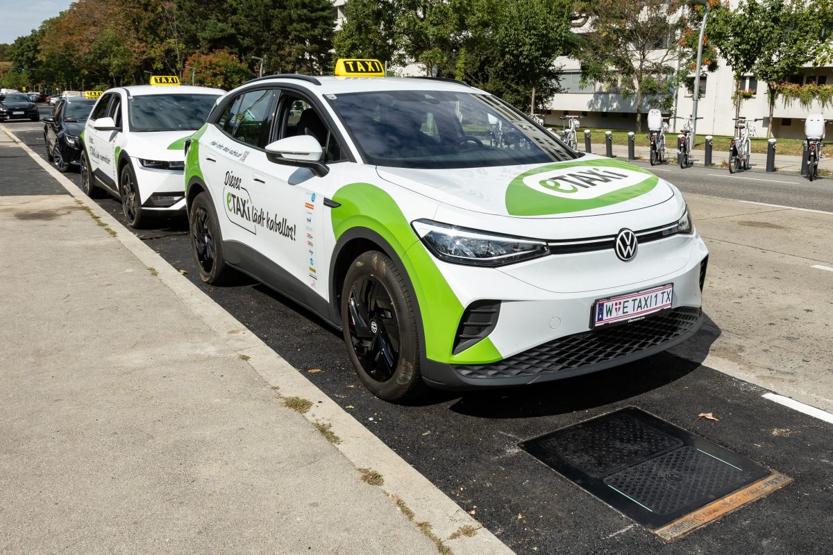 eTaxi Austria - VW ID.4 und Hyundai IONIQ 5 am Taxistandplatz