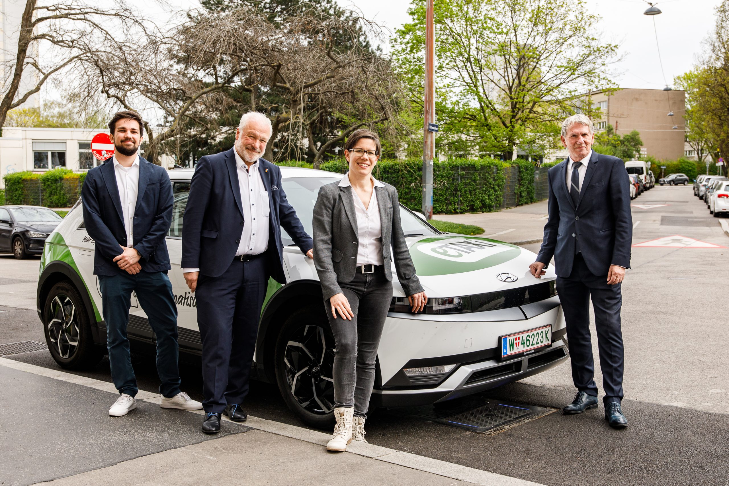 eTaxi Austria Testfahrzeug am Taxistandplatz Kausenburger Straße 24. Davor v.l.n.r.: Sasha Golub (Wien Energie), Gerhard Blöschl (Bezirksvorsteher Favoriten), Marlene Doiber (tbw research), Leopold Kautzner (Wirtschaftskammer Wien)